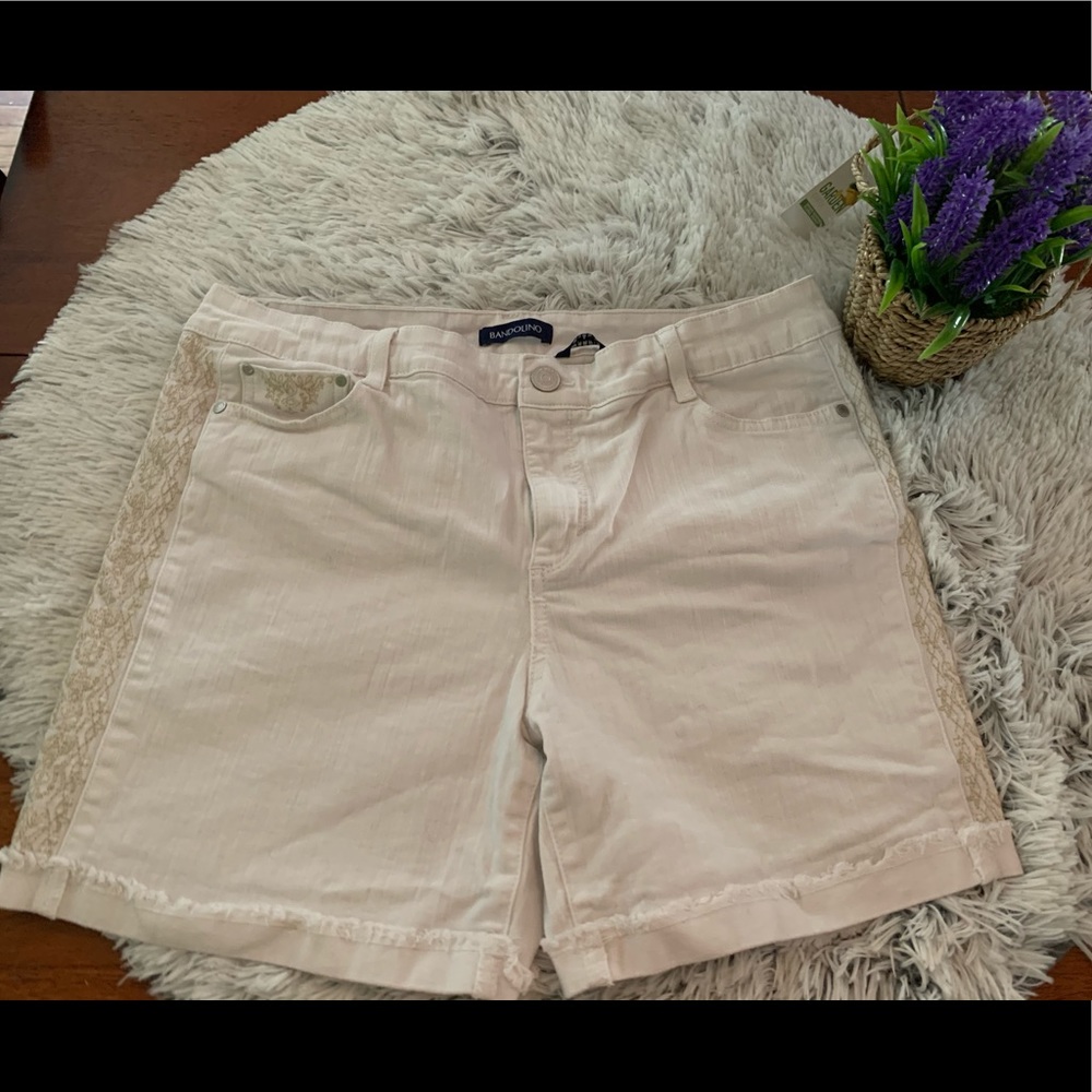 Bandolino White Jean Short’s Size 12 🌻🌻